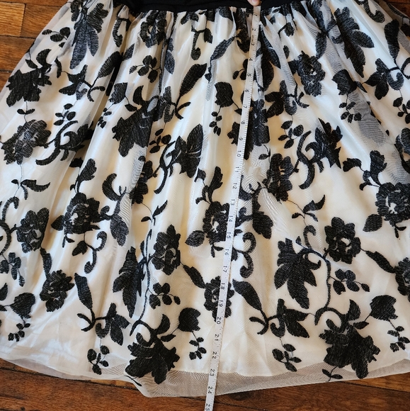 Elegant Black and White Floral Dress - Picture 9 of 12